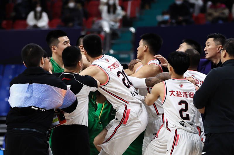 CBA 江苏肯帝亚107-78南京头排苏酒CBA 九台农商银行104-104浙江稠州事件国足vs中国香港首发：4-4-2，刘殿座、吴曦、刘彬彬、韦世豪先发中国男足vs中国香港男足的封闭热身赛正在进行。